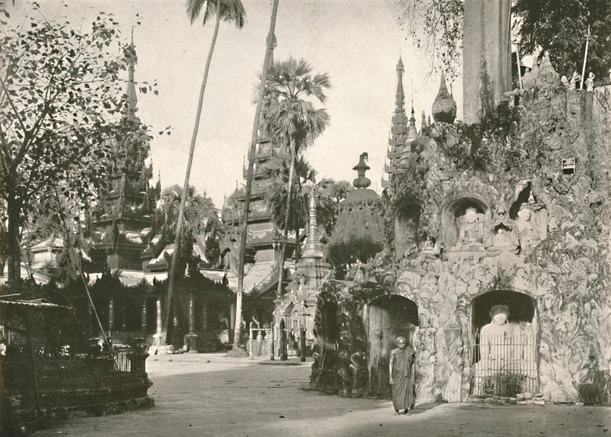 Schreine an der Shwe-Dagon-Pagode, Rangun, 1900 von Unbekannt