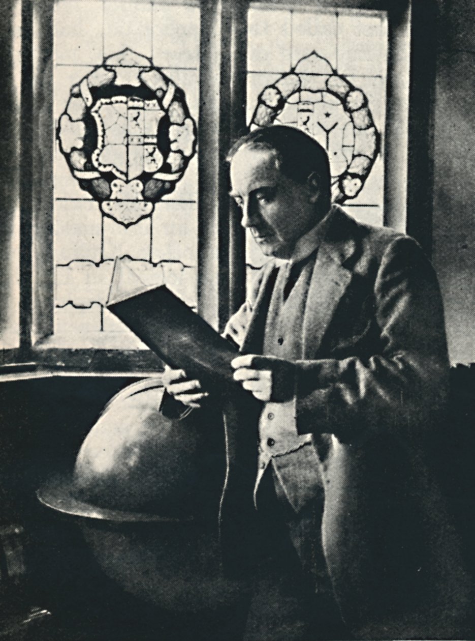 Stanley Baldwin in der Galerie in Chequers, um 1925 von Unbekannt
