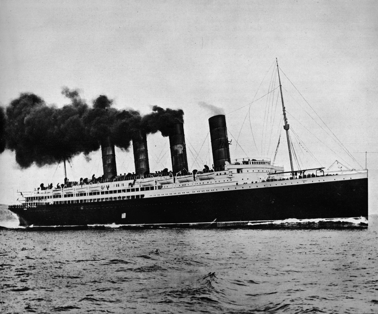 Die Lusitania mit voller Geschwindigkeit, 1915 von Unbekannt