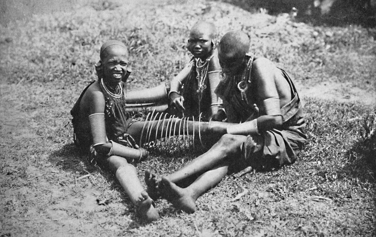 Drei junge Masai-Frauen, 1912 von Unbekannt