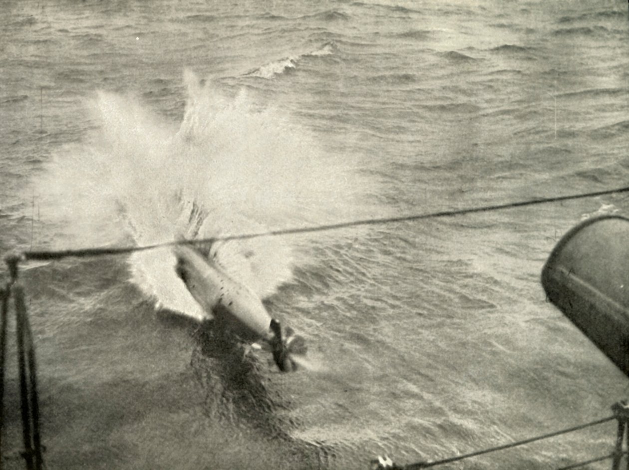 Torpedo geht ins Wasser, 1919 von Unbekannt