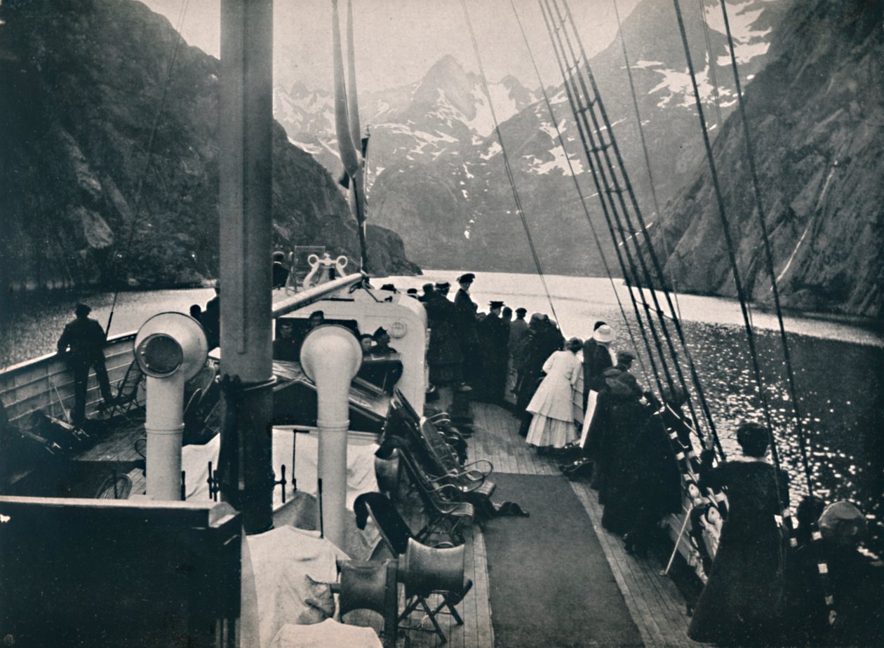 Touristen-Dampfer im Troldfjord, 1914 von Unbekannt
