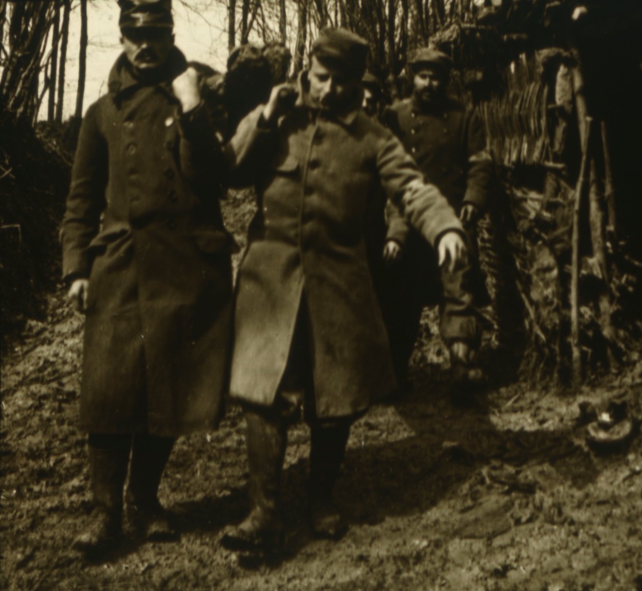 Transport der Verletzten, ca. 1914-1918 von Unbekannt