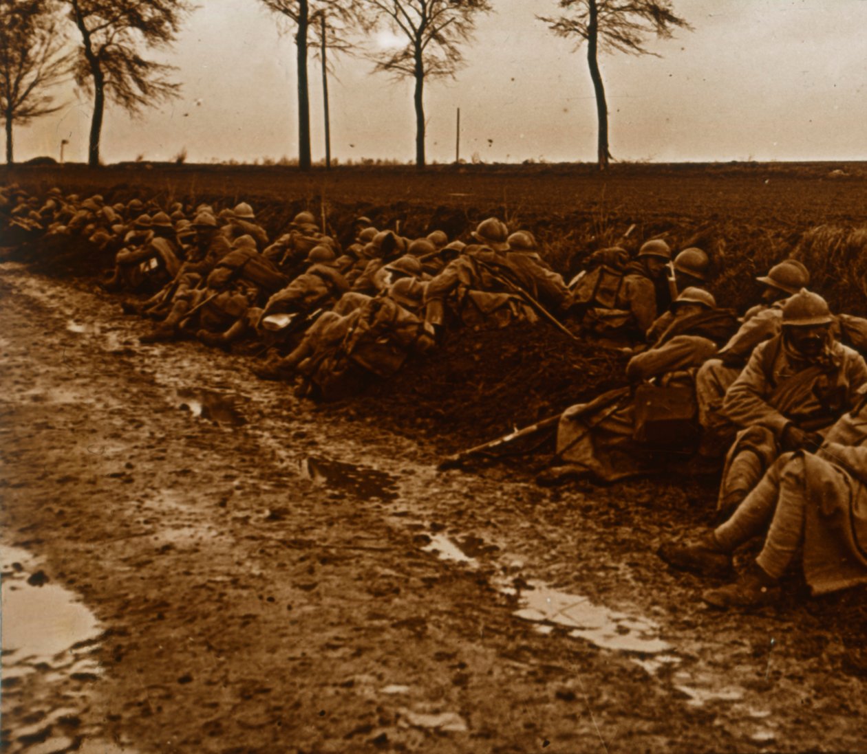 Truppen am Straßenrand, ca. 1914-1918 von Unbekannt