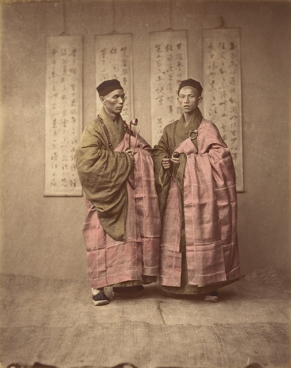 [Zwei chinesische Männer in passender traditioneller Kleidung], 1870er von Unbekannt
