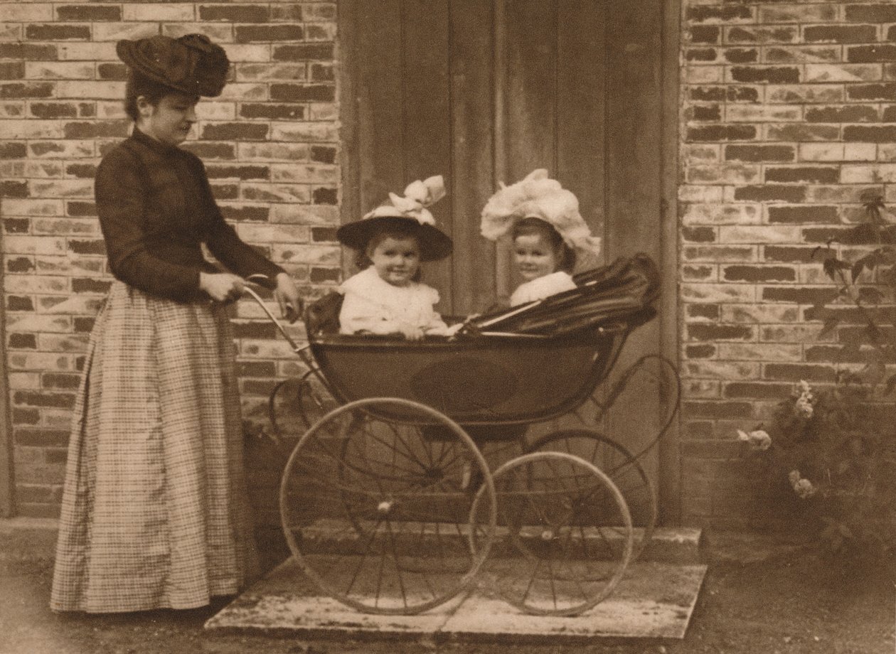 Frau und Kinder im Kinderwagen, 1937 von Unbekannt