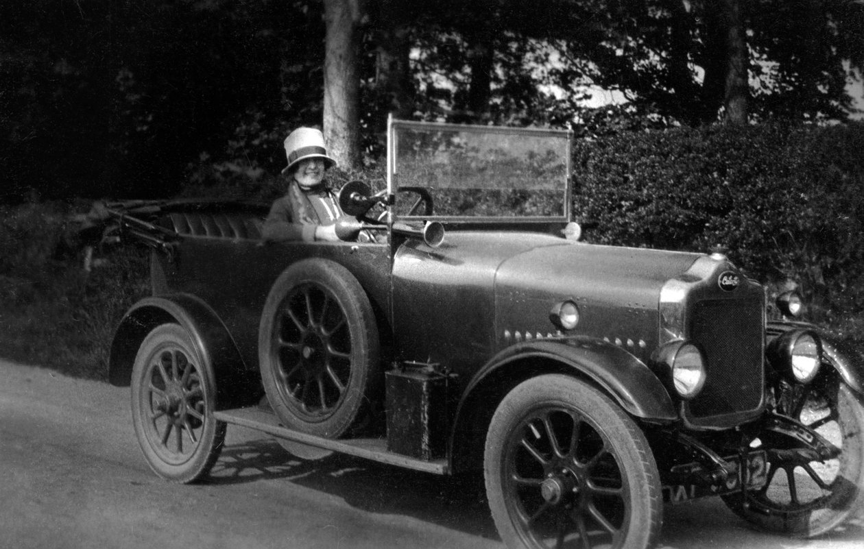 Frau fährt Auto, 1930 von Unbekannt