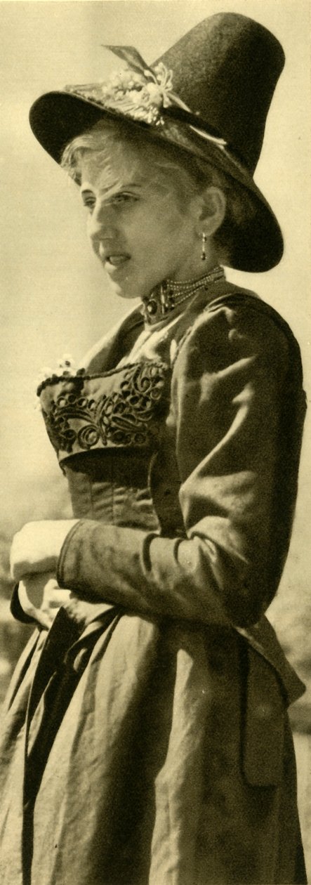 Frau in traditioneller Tracht, Tirol, Österreich, ca. 1935 von Unbekannt