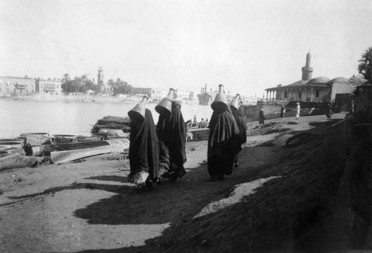 Frauen Wasserträger, Tigris Fluss, Bagdad, Irak, 1917-1919 von Unbekannt