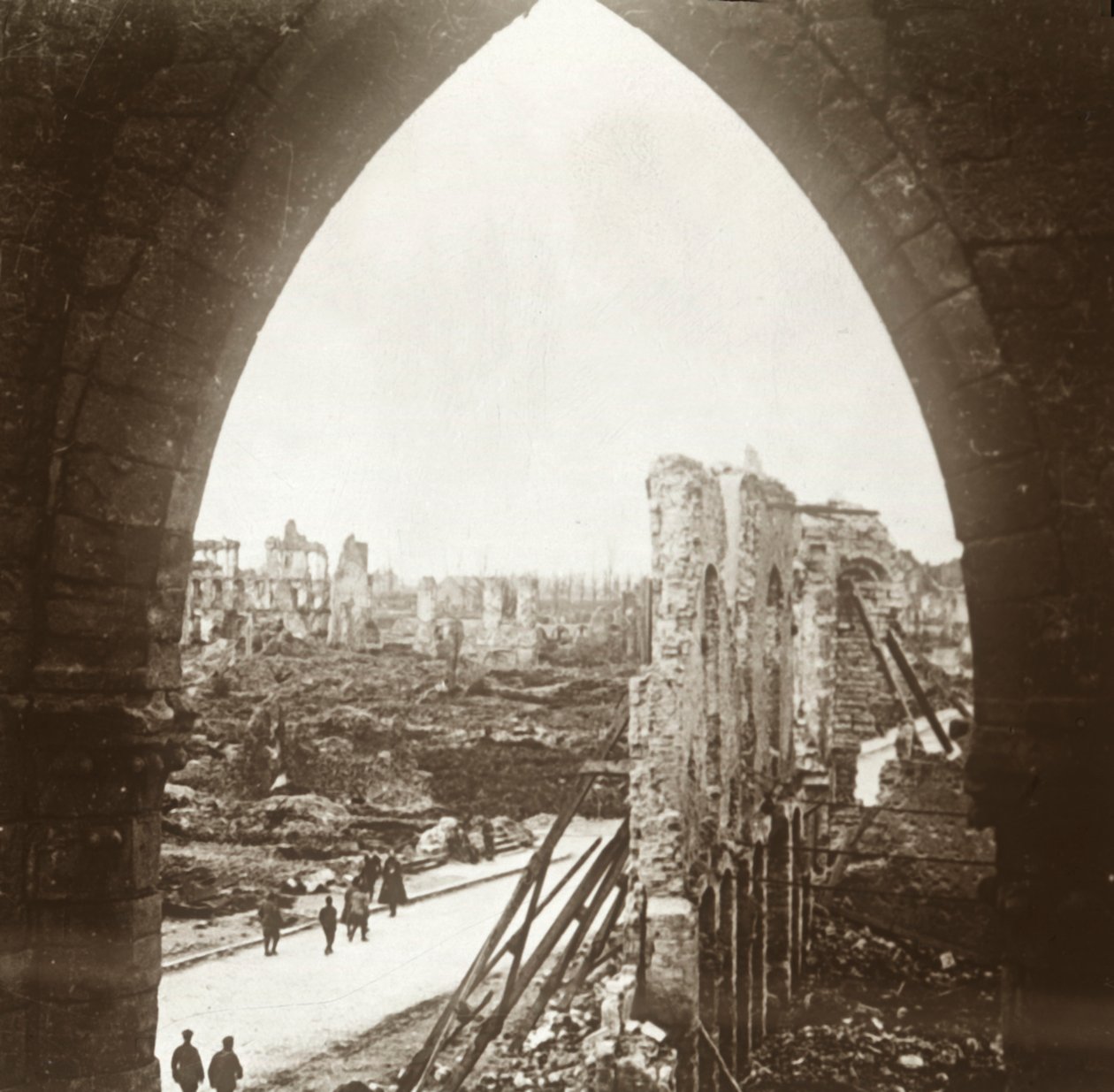 Ypern in Trümmern, Flandern, Belgien, um 1914-1918 von Unbekannt