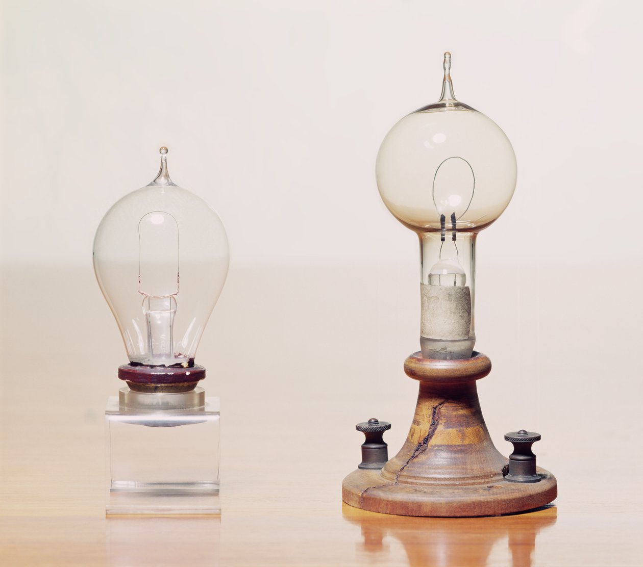 Frühe Glühbirnen: links: erste kommerzielle Glühbirne, rechts: elektrische Glühlampe von Thomas Alva Edison von Unbekannt Unbekannt