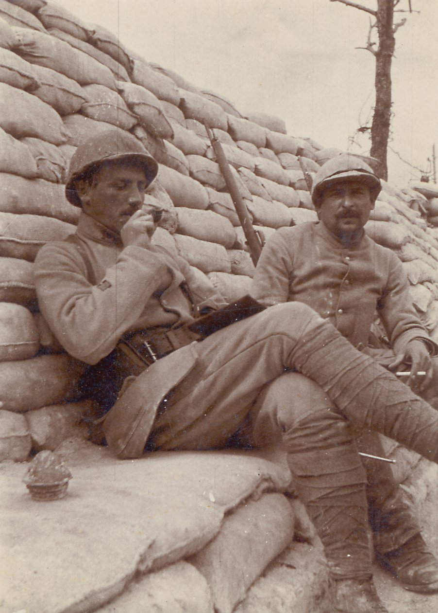 Zwei Soldaten rauchen in einem Graben, Erster Weltkrieg, 1914-18 von Unbekannt Unbekannt