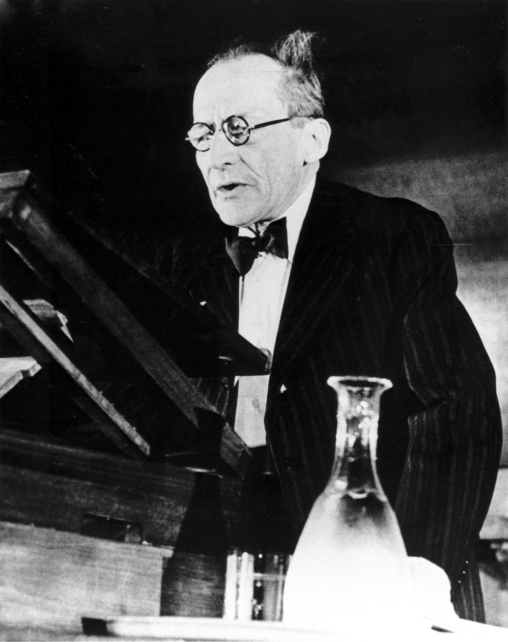 Erwin Schrödinger, österreichischer Physiker, hält einen Vortrag von Unbekannt