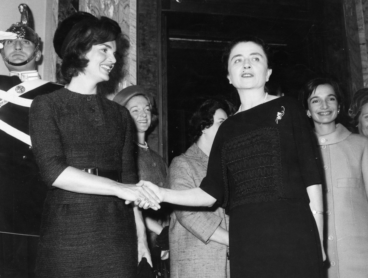 Jacqueline Kennedy mit Carla Gronchi. Rom. 1962. von Unbekannt