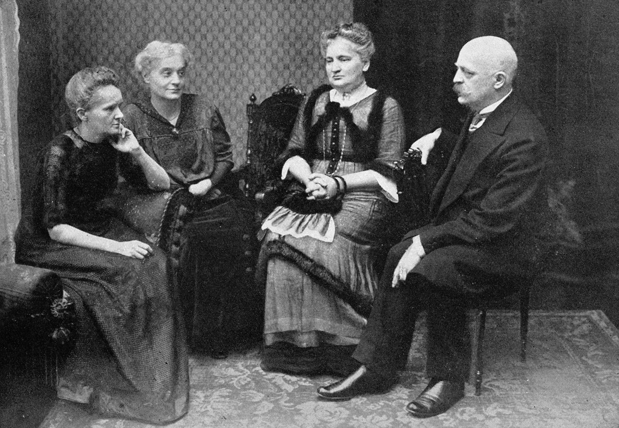 Marie Curie mit ihrem Bruder und ihren Schwestern von Unbekannter Künstler