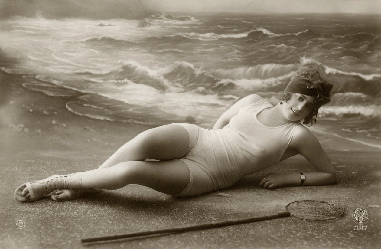 Frau im Badeanzug, ca. frühe 1900er (Postkarte) von Alec Hunter