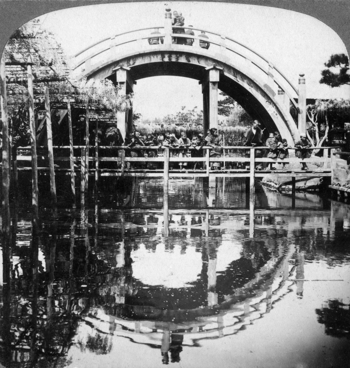 Eine halbkreisförmige Brücke in Japan, 1896 von Underwood and Underwood