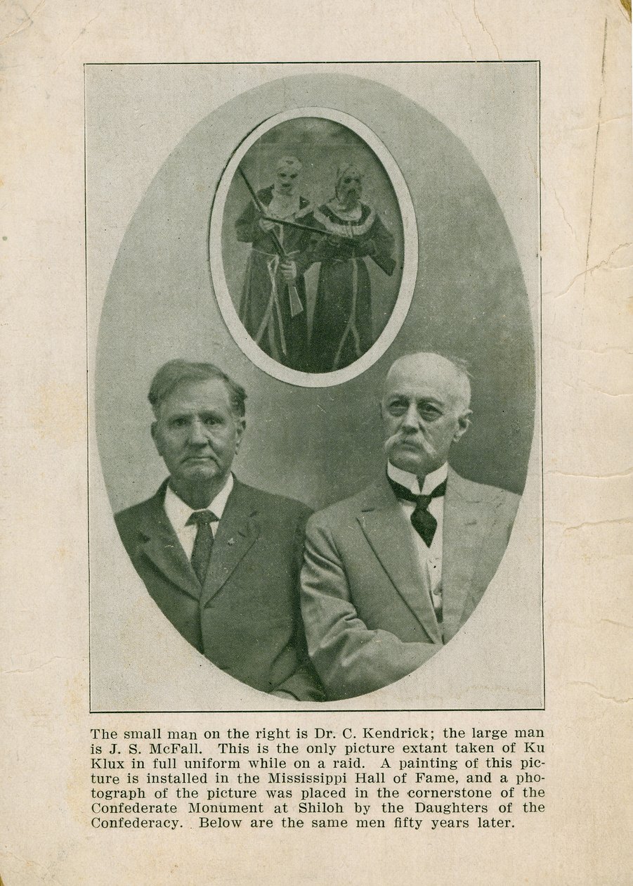 Fotografie von zwei Männern in Zivilanzügen unter einem Bild von zwei Ku-Klux-Klan-Mitgliedern von Unknown