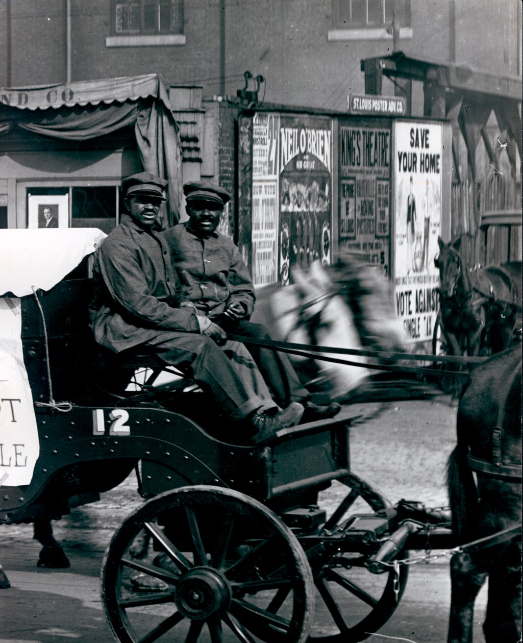 Fuhrleute fahren einen Stadt-Aschenwagen in einer Parade von Sanitärausrüstung auf der Market Street von Unknown