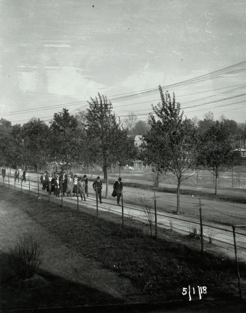 Streik der Wagner Electric Company; Gruppe von Männern und Frauen, die auf dem Bürgersteig gehen von Unknown