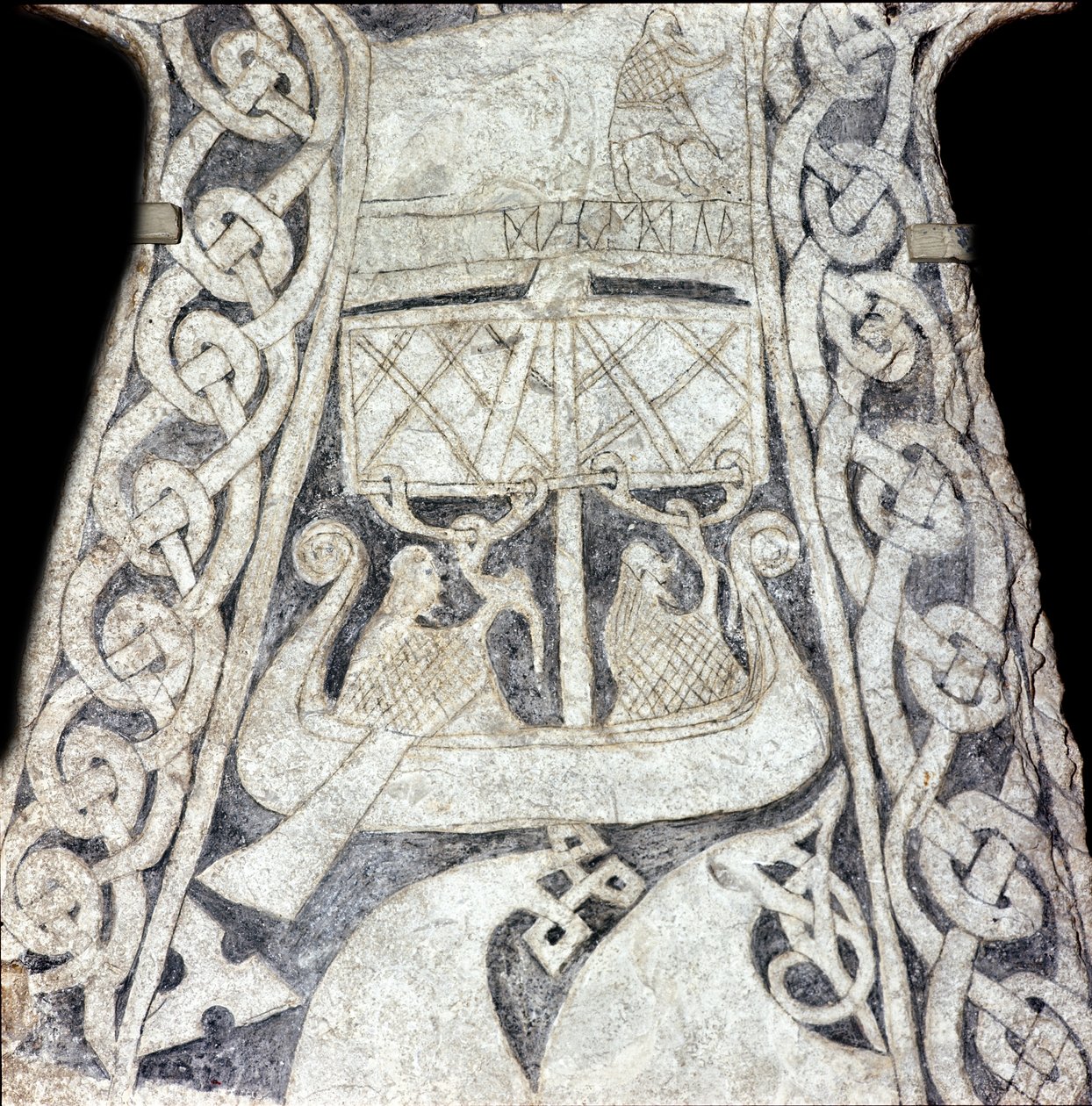 Runenstein lilbjar, der einen Drakkar darstellt (Stein) von Viking