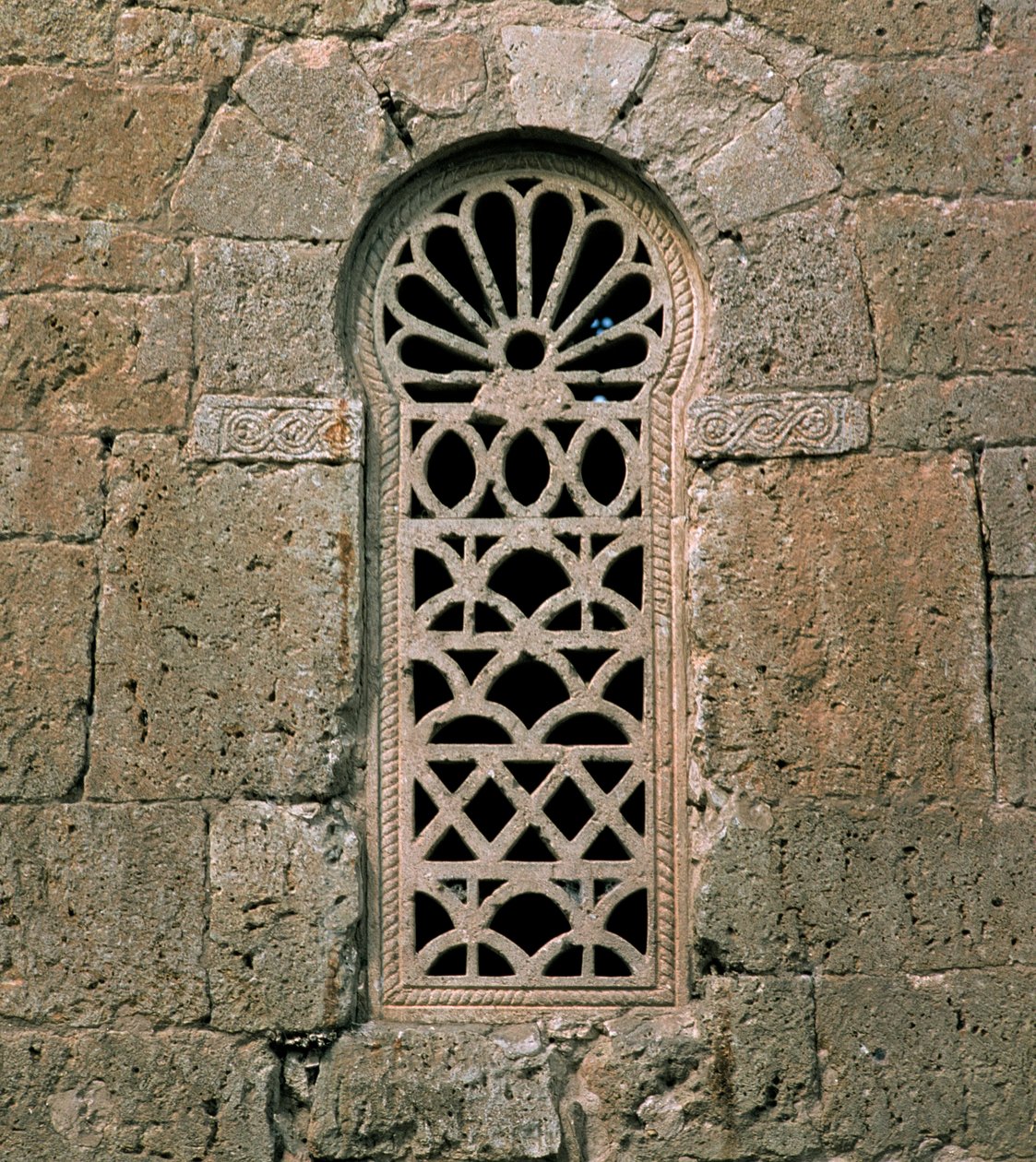 Fenster mit Maßwerk, aus der Basilika de San Juan Bautista, erbaut 661 von Visigothic
