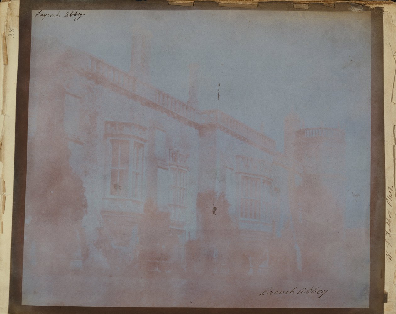 Die Südfront der Lacock Abbey mit Sharingtons Turm von William Henry Fox Talbot