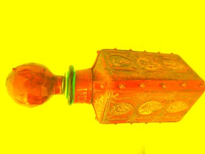 Whisky-Flasche mit Lederbezug und Nieten von Martina Konitzky