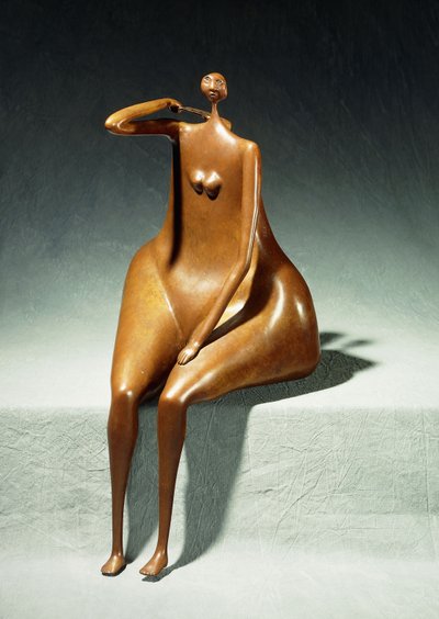 Sitzende Frau mit einer Tasche von Abigail Varela
