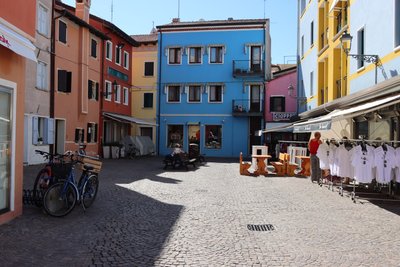In den Gassen von Caorle von Alexandra Joseph