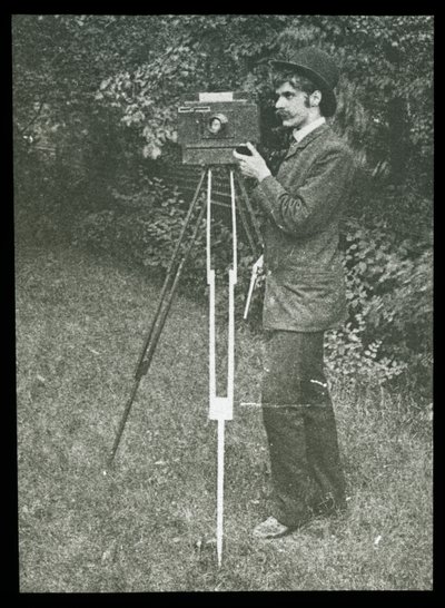 Selbstporträt mit Kamera, Stativ und Pistole von Alfred Stieglitz