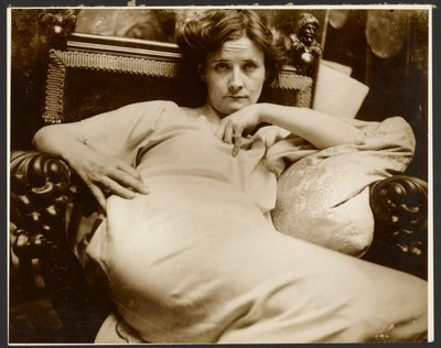 Weibliches Modell in einem Sessel, Paris von Alphonse Maria Mucha
