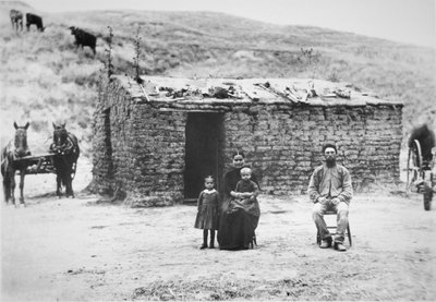 Pionierfamilie mit ihrem Sodhaus, Nebraska von American Photographer