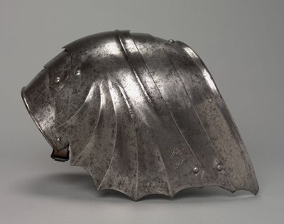 Gotische fächerförmige Schulterplatte, um 1485-1500 von Antonio Missaglia
