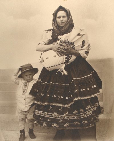 Slowakische Frau und Kinder, ca. 1910 von Augustus F. Sherman