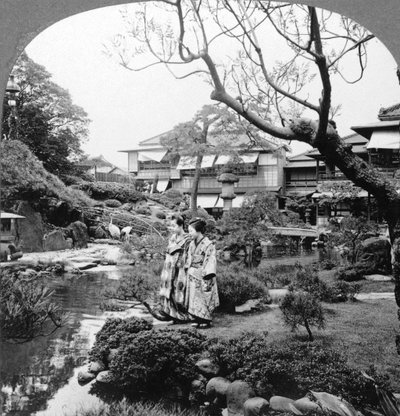 Japanische Dienstmädchen in einem Garten, 1904 von B. L. Singley