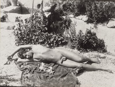 Liegender nackter junger Mann von Baron Wilhelm von Gloeden