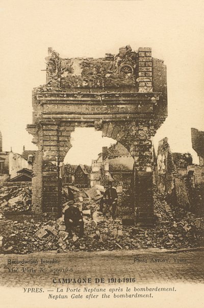 Neptun-Tor nach dem Bombardement, Ypern von Belgian Photographer