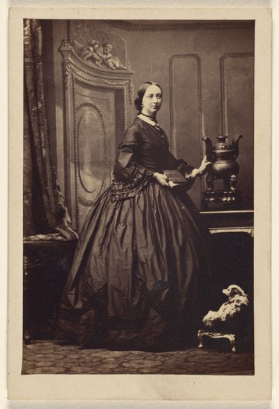 Unbekannte Frau mit Buch, stehend von Camille Silvy