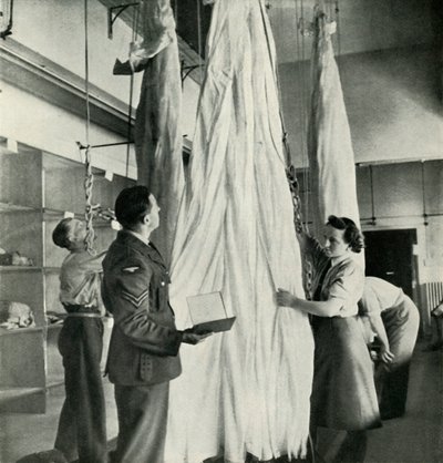 Fallschirmpacker, ca. 1943 von Cecil Beaton