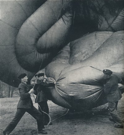 Das Monster bezwungen, 1941 von Cecil Beaton
