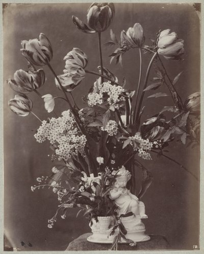 Blumenstudie in Vase mit Kinderfigur von Charles Aubry (manner of)