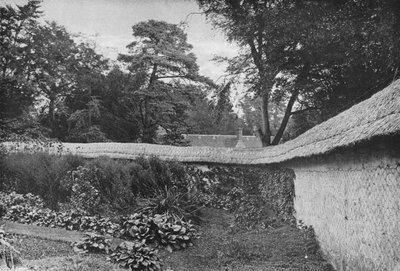 Garten umgeben von Kreidewänden in Clouds von Charles Latham