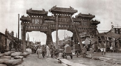 Eine Straße in der Altstadt von Peking von Donald Mennie