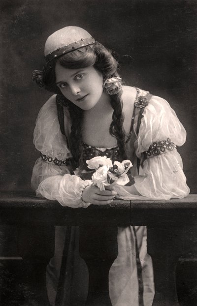 Maie Ash, Schauspielerin, 1900er von Dover Street Studios