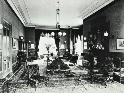 18 Addison Road: Wohnzimmer, 1890 von English Photographer