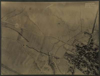Luftaufnahme mit Schützengräben des Ersten Weltkriegs, 1918 von English Photographer