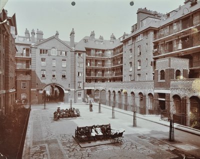 Bourne Estate: Laney Buildings, London von English Photographer