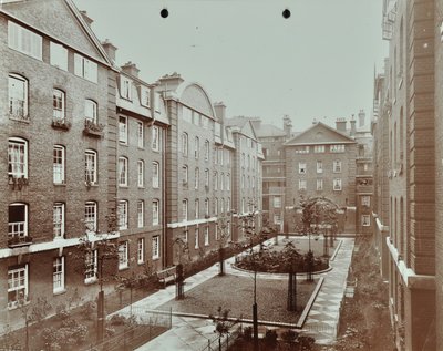 Bourne Estate: formaler Innenhofgarten, London von English Photographer