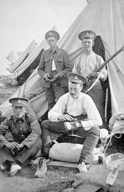 Britische Soldaten im Lager reinigen ihre Ausrüstung von English Photographer